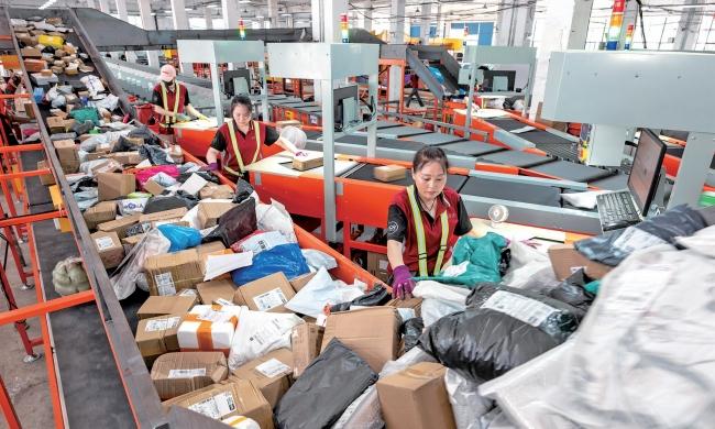 The Road to Recyclable Courier Packaging: What’s the Holdup?